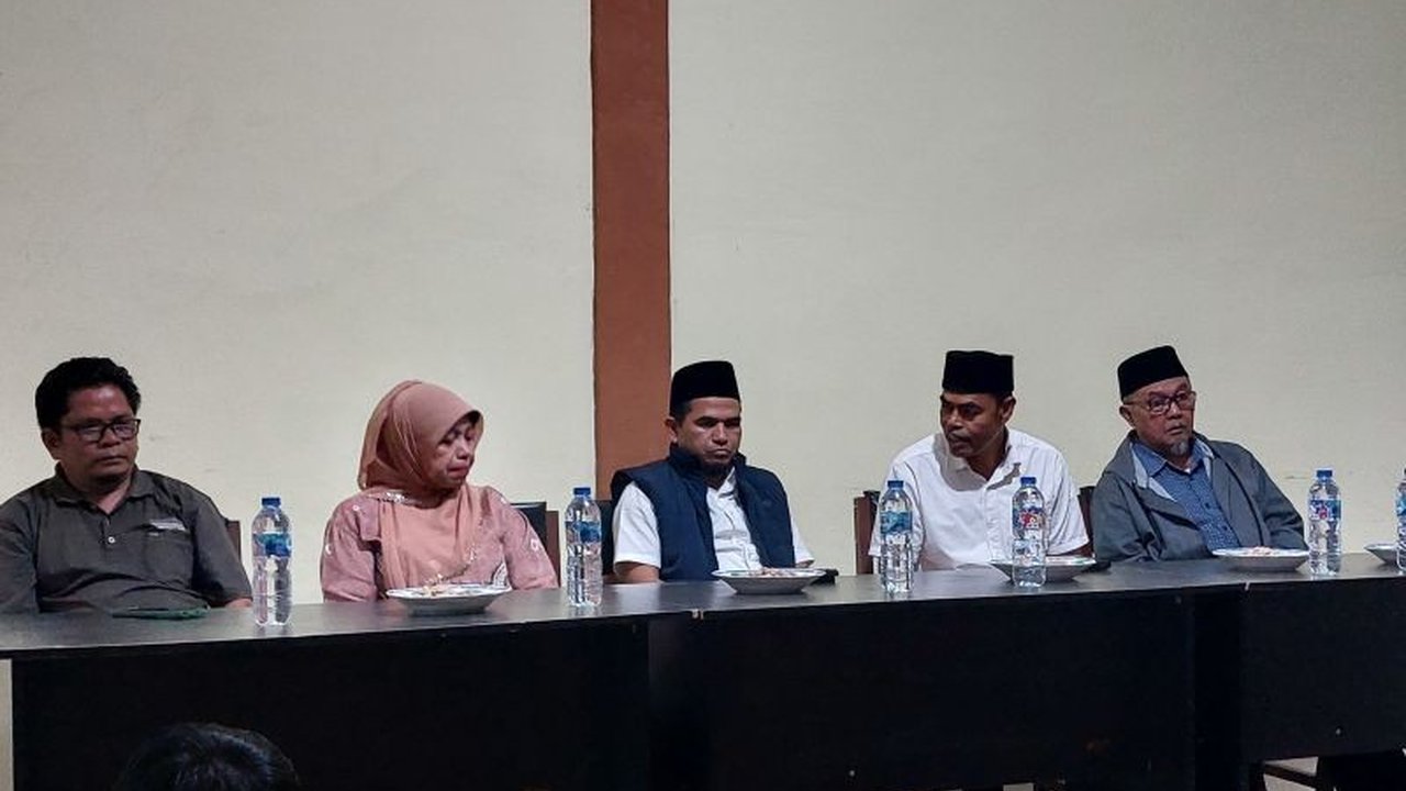 Pemkab Solok gencar membebaskan lahan untuk pembangunan jalan nasional baru senilai Rp290 miliar di Nagari Air Dingin, guna mengatasi masalah jalan rusak dan longsor, serta membuka peluang ekonomi baru.