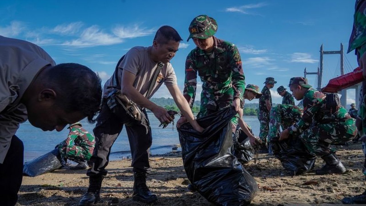 Kodam XV Pattimura Maluku membersihkan pantai di berbagai lokasi di Maluku dalam rangka HUT ke-68, mengajak masyarakat menjaga kelestarian lingkungan.