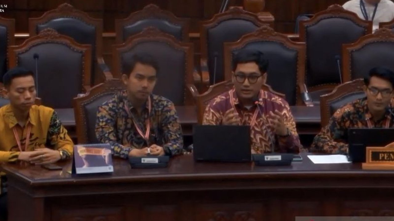 Enam pemohon uji materi UU TNI meminta MK mengatur agar prajurit di seluruh jabatan sipil wajib mundur atau pensiun, demi menegakkan supremasi sipil dan menghindari konflik kepentingan.