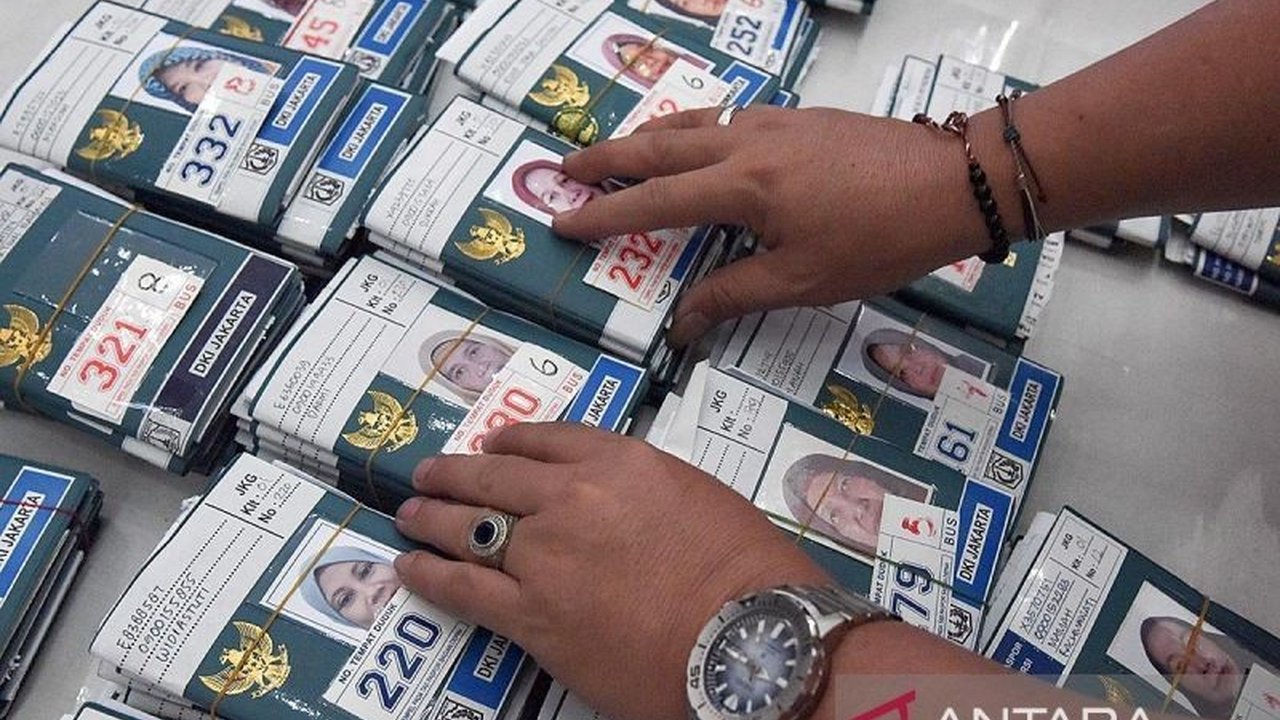 Komnas Haji mendesak pemerintah untuk segera menyelesaikan masalah visa calon jamaah haji yang belum terbit guna mencegah dampak negatif yang lebih luas.