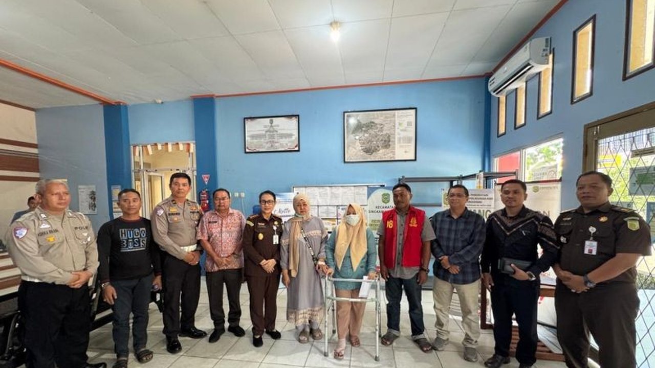 Kejaksaan Negeri Singkawang sukses selesaikan dua kasus, penadahan dan laka lantas, melalui program restorative justice, dengan kedua belah pihak mencapai perdamaian.