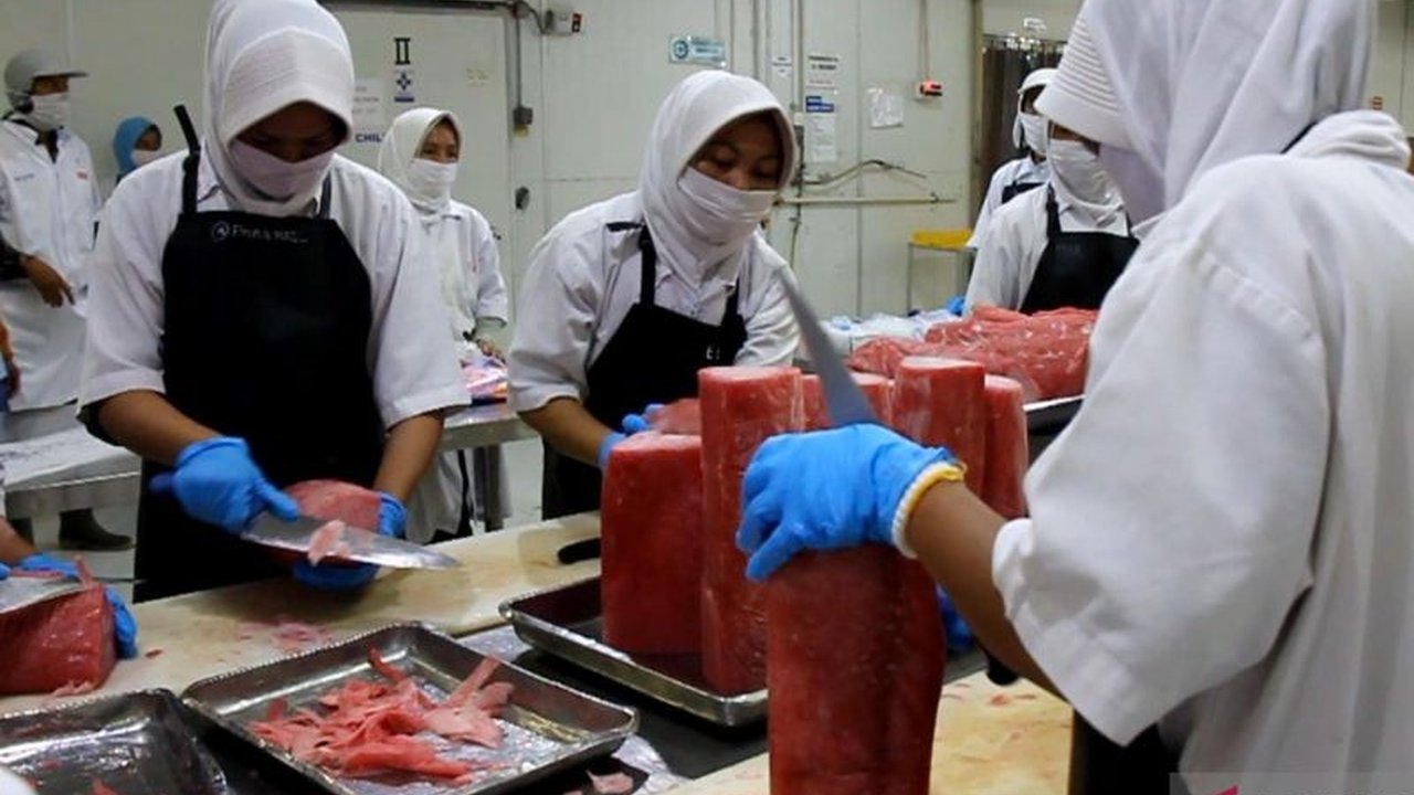 Menteri Perdagangan melepas ekspor tuna perdana dari Sumatra Barat ke UEA senilai Rp1,87 miliar, menandai langkah strategis Indonesia dalam meningkatkan ekspor produk perikanan dan memberdayakan UMKM.