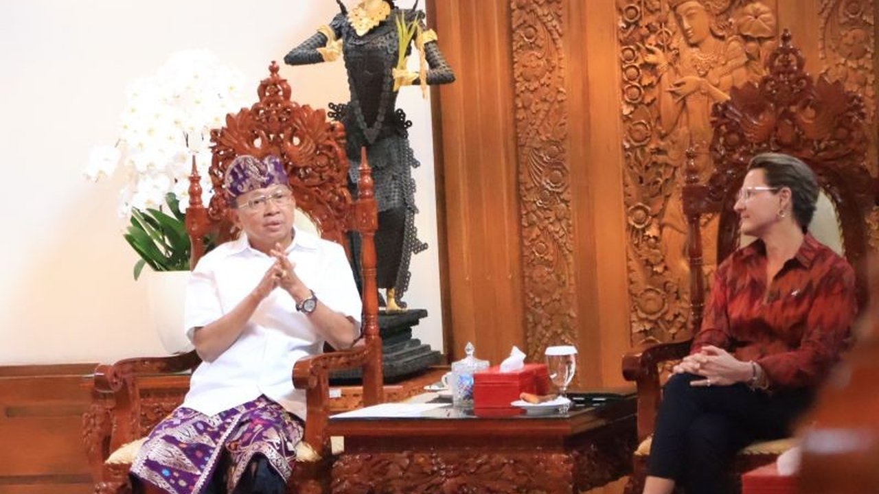 Gubernur Bali, Wayan Koster, mengajak Konsulat Jenderal Australia untuk mendukung pembangunan pariwisata berkelanjutan di Bali, termasuk infrastruktur, pengelolaan sampah, dan penegakan hukum terhadap wisatawan yang melanggar aturan.