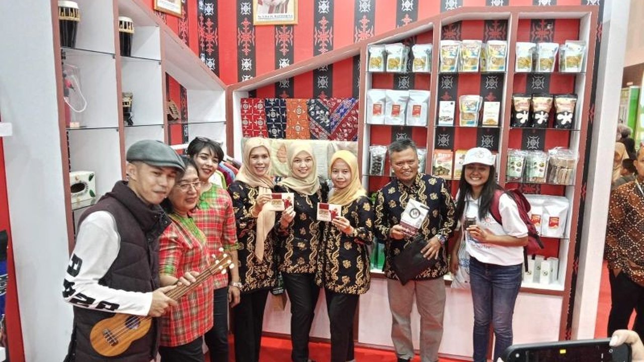 Kopi Tuni Maluku, kopi khas dengan cita rasa unik, berhasil menembus pasar nasional melalui Apeksi Expo Surabaya dan bahkan telah menjadi suvenir resmi G20, meningkatkan kesejahteraan petani lokal.