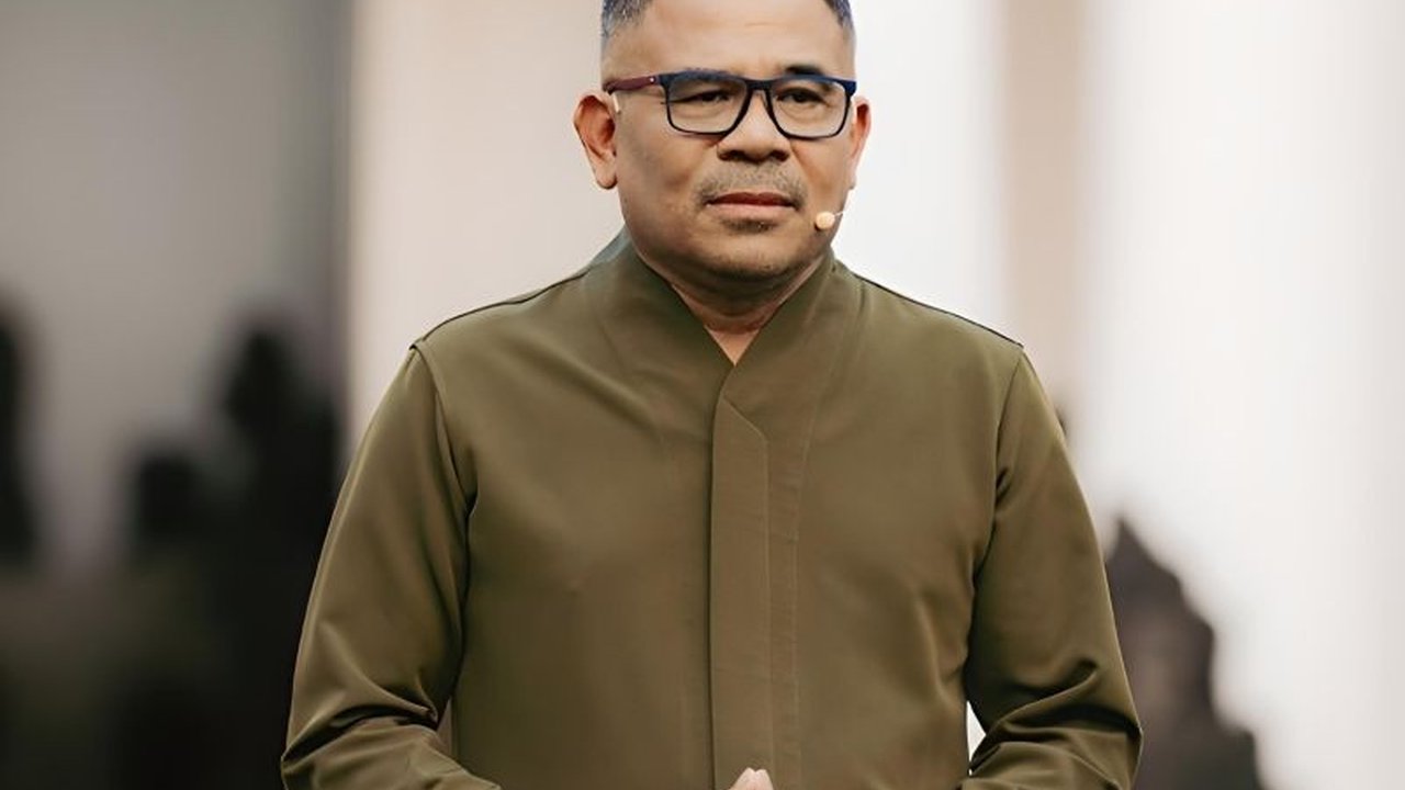 Garin Nugroho menekankan tiga prioritas krusial dalam Program Dana Indonesiana 2025 untuk mendorong pertumbuhan industri kreatif Indonesia, termasuk peningkatan kapasitas, perlindungan pelaku usaha, dan penciptaan ruang berekspresi.
