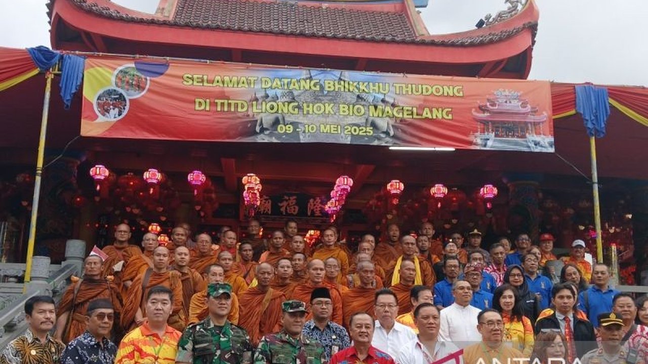 Wakil Wali Kota Magelang menyambut kedatangan 38 biksu Thudong dari Thailand yang telah menempuh perjalanan ribuan kilometer menuju Candi Borobudur untuk perayaan Waisak 2569 BE.