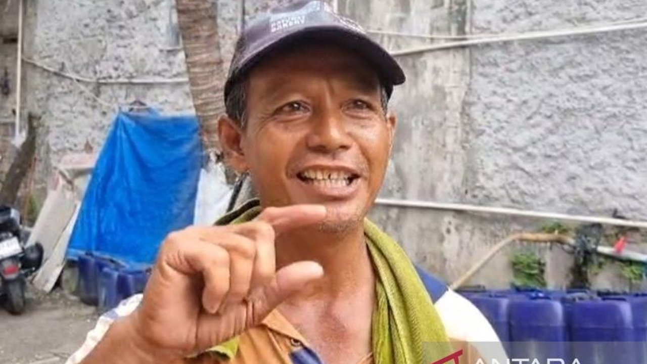 Seorang pria ditemukan tewas di Kalideres, Jakarta Barat; saksi mata melihat korban bersama pria lain sebelum kejadian, menambah misteri kasus pembunuhan tersebut.