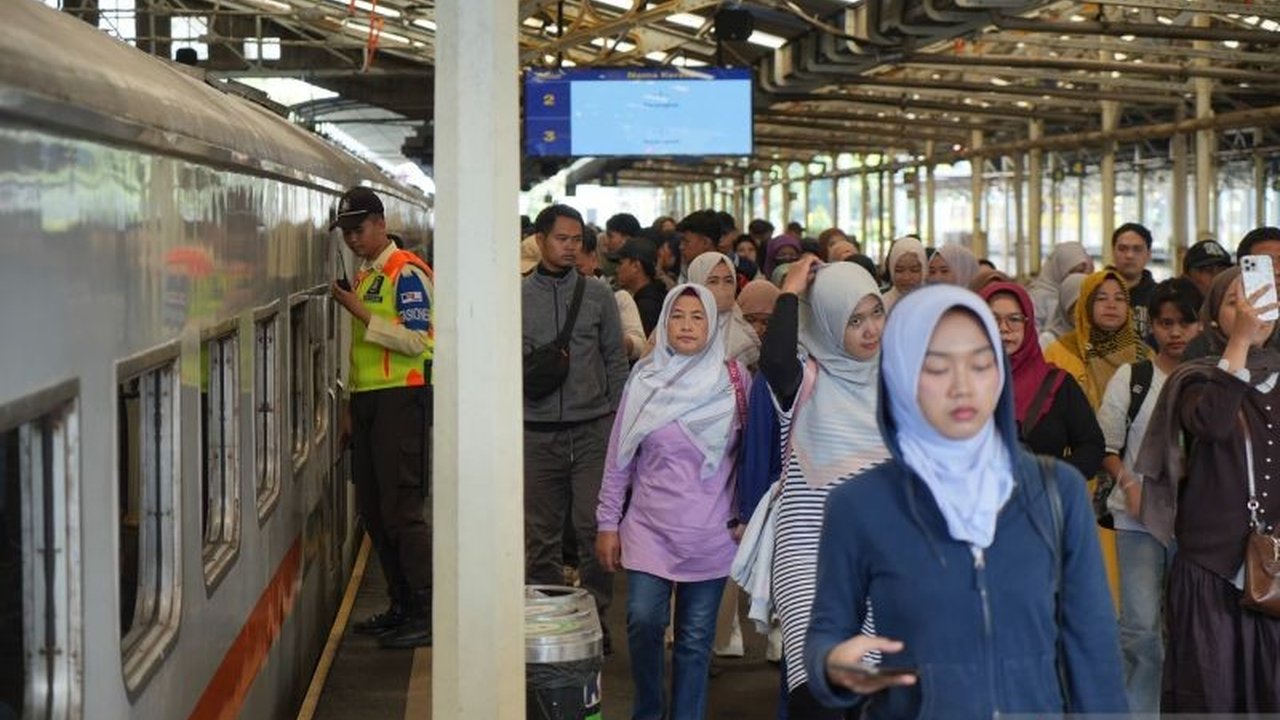 PT KAI Daop 2 Bandung menyiapkan 124.703 tempat duduk dan kereta api tambahan untuk mengantisipasi lonjakan penumpang selama libur panjang Waisak 2025.
