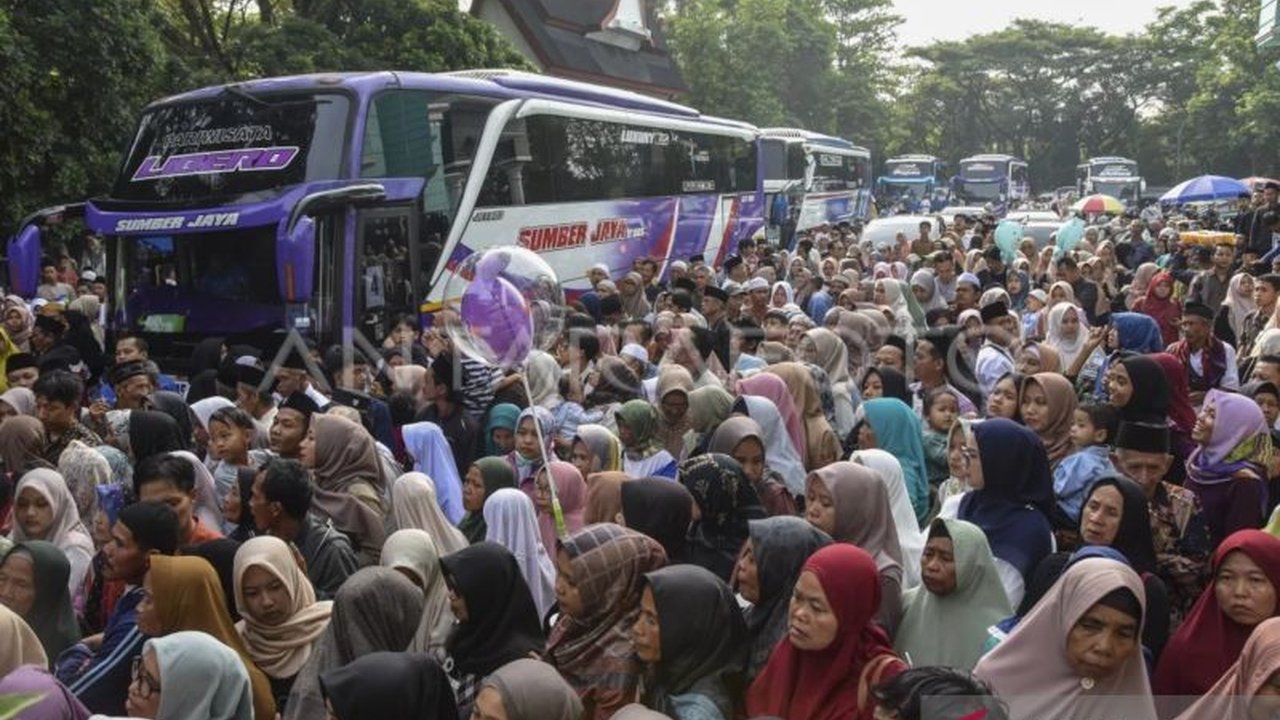 Sebanyak 435 calon haji Kabupaten Ciamis, Jawa Barat, Kloter 19, diberangkatkan menuju Embarkasi Bekasi untuk menjalankan ibadah haji di Tanah Suci.