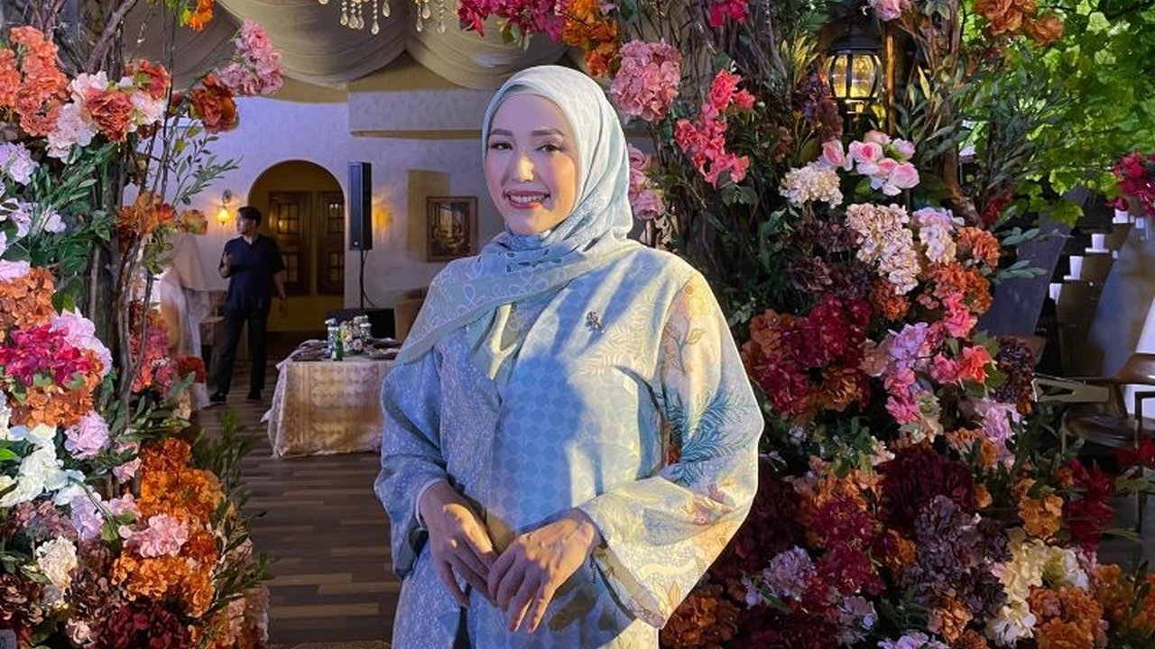 Selebriti Adelia Wihelmina menjadi muse bagi Hidah Pratama Fashion, label modest fashion yang baru diluncurkan dan fokus pada pemberdayaan perempuan Indonesia.