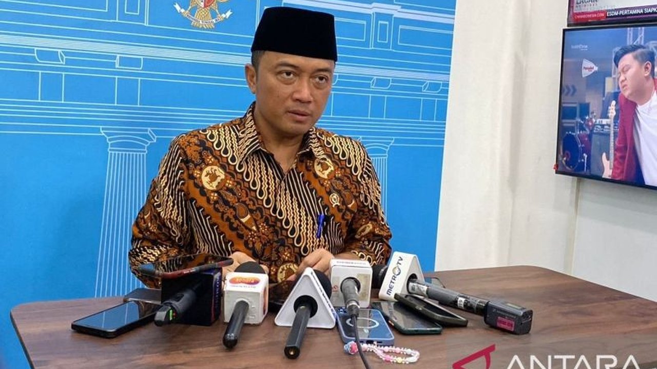 Menteri Sekretaris Negara membantah isu pencairan anggaran sebagai penyebab pengunduran diri Kepala Kantor Komunikasi Kepresidenan, Hasan Nasbi, yang kemudian kembali ke jabatannya.