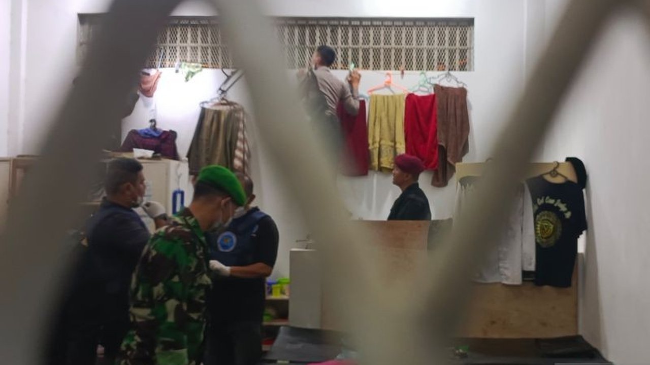 Lapas Cianjur bersama petugas gabungan menggelar razia dan tes urine, menemukan barang terlarang di sel tahanan, namun warga binaan negatif narkoba.