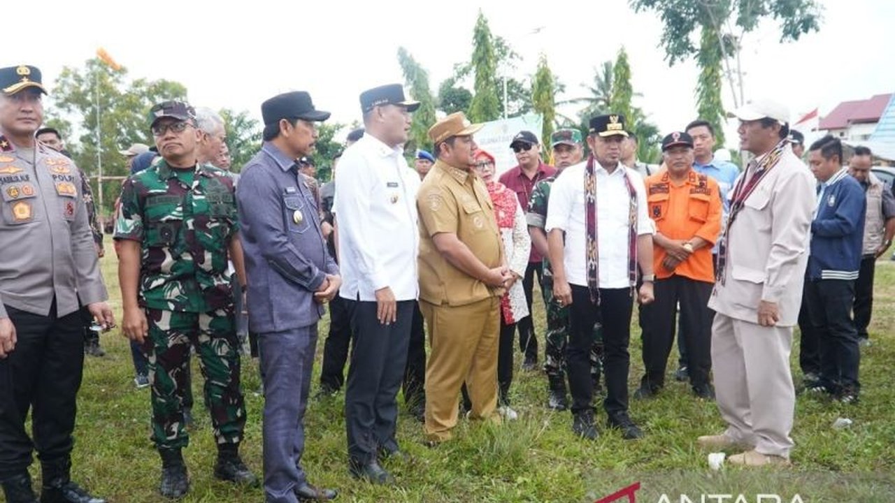 Mentan Amran Sulaiman optimistis Kabupaten Penajam Paser Utara, Kalimantan Timur, akan swasembada pangan dalam enam bulan ke depan berkat potensi lahan pertanian dan dukungan pemerintah.