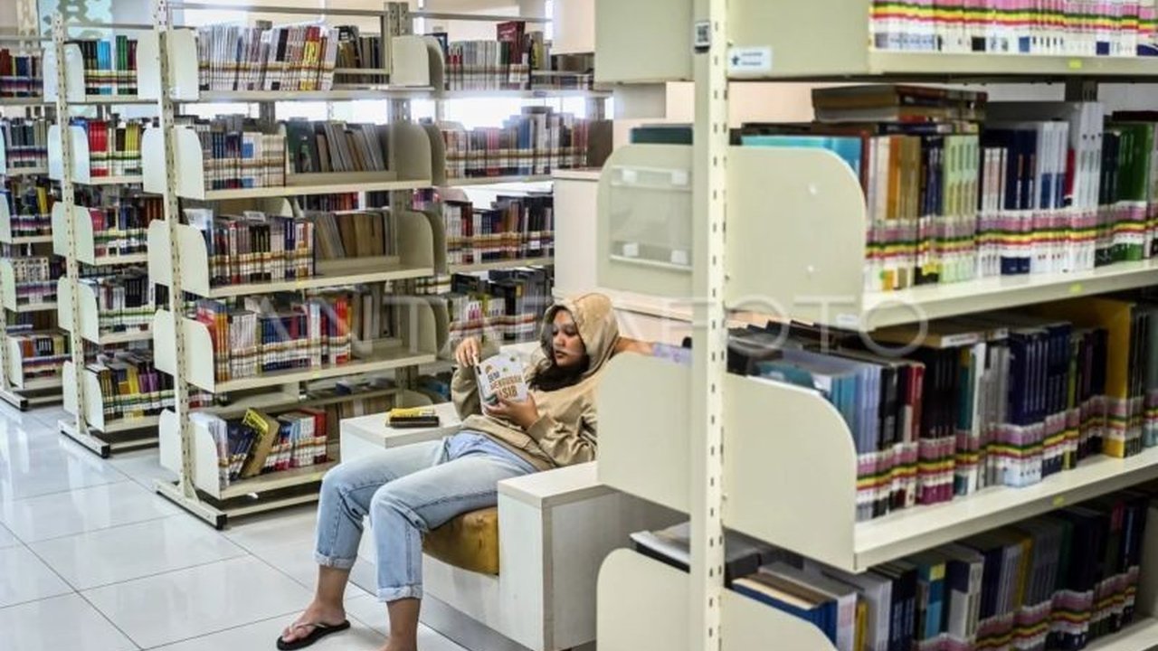 Perpustakaan Nasional (Perpusnas) meluncurkan program KKN Tematik Literasi dan Relawan Literasi Masyarakat (Relima) dalam rangka HUT ke-45, bertema 'Perpustakaan Hadir Demi Martabat Bangsa', untuk meningkatkan budaya baca dan kecakapan literasi di Indones