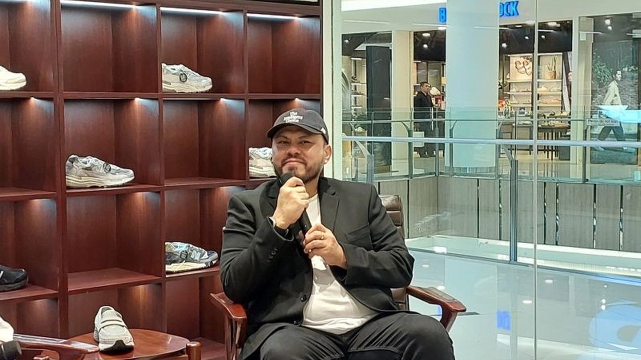 Sutradara Joko Anwar membagikan tips menjaga kebersihan sepatu agar tetap awet dan nyaman digunakan, termasuk membersihkannya rutin dan mengganti kaos kaki secara berkala.