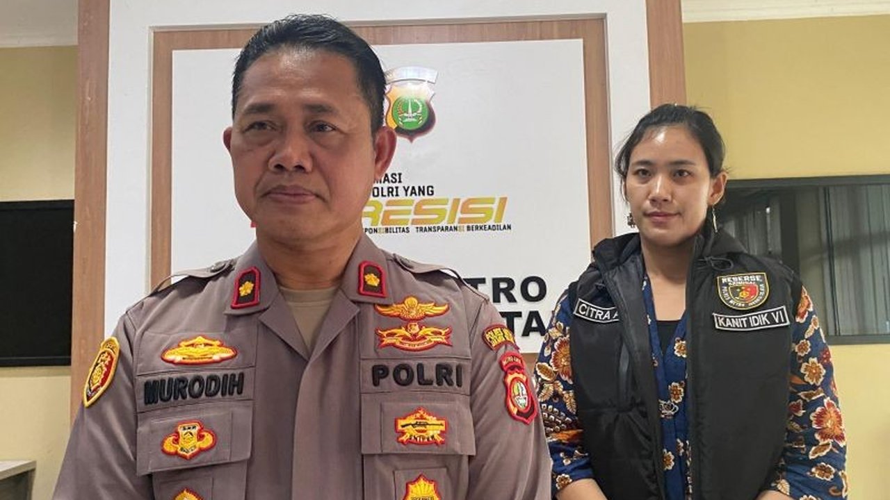 Seorang balita berusia dua tahun di Kebayoran Baru, Jakarta Selatan, meninggal dunia diduga akibat kekerasan yang dilakukan orang tuanya sendiri; polisi telah menangkap kedua orang tua dan anak lainnya telah diamankan.