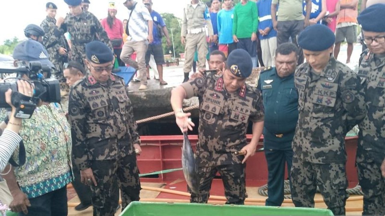Pemerintah Kabupaten Biak Numfor, Papua, memberikan dukungan penuh terhadap penertiban kapal ikan asing ilegal oleh Kementerian Kelautan dan Perikanan (KKP) di perairan utara Samudra Pasifik, guna melindungi nelayan lokal.