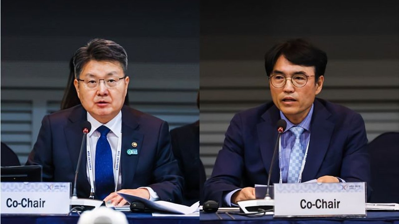 Pertemuan APEC di Jeju membahas tantangan tenaga kerja di kawasan Asia Pasifik, termasuk dampak AI, populasi usia lanjut, dan kesenjangan pendidikan serta lapangan kerja.