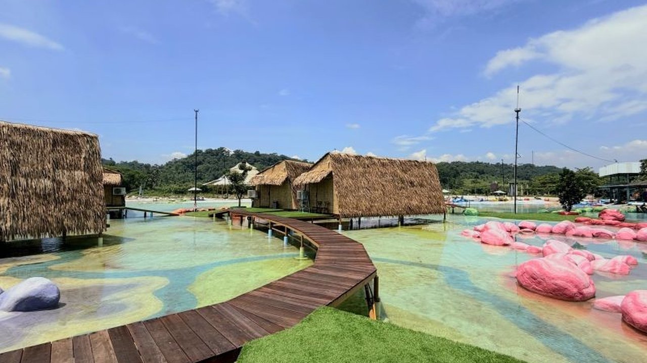 Cikao Park Purwakarta menghadirkan Water Villa, penginapan di atas air dengan suasana Maldives yang menawan, menawarkan paket staycation mulai Rp750 ribu per malam.