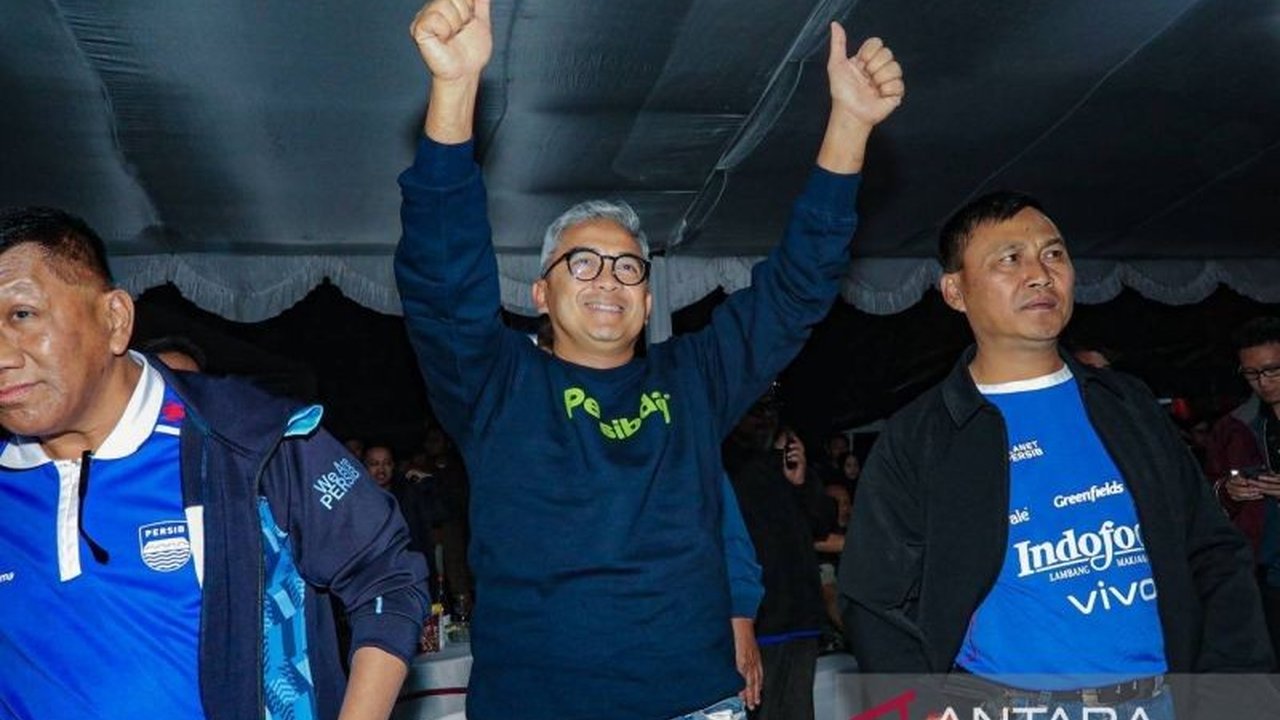 Wali Kota Bandung melarang ASN Pemkot Bandung ikut konvoi perayaan juara Persib, mengajak masyarakat merayakan kemenangan dengan tertib dan bertanggung jawab.