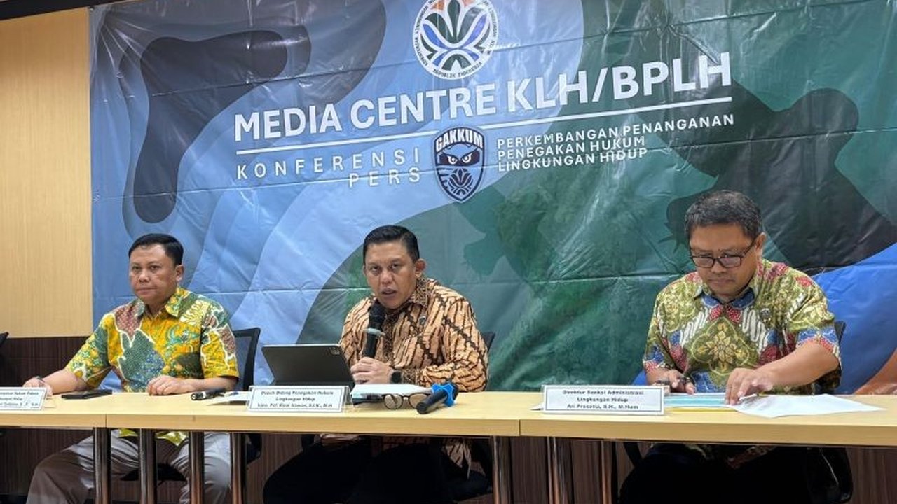 Kementerian Lingkungan Hidup dan Kehutanan (KLH) menjatuhkan sanksi administratif berupa pembongkaran mandiri kepada 13 pelaku usaha di Puncak, Bogor, akibat pelanggaran lingkungan.