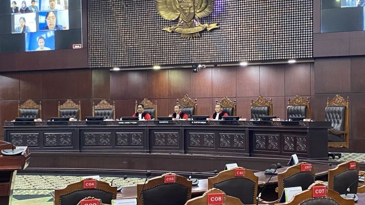 Sembilan gugatan uji formal diajukan ke Mahkamah Konstitusi (MK) untuk membatalkan UU TNI yang baru karena dinilai cacat prosedur dan melanggar asas keterbukaan.
