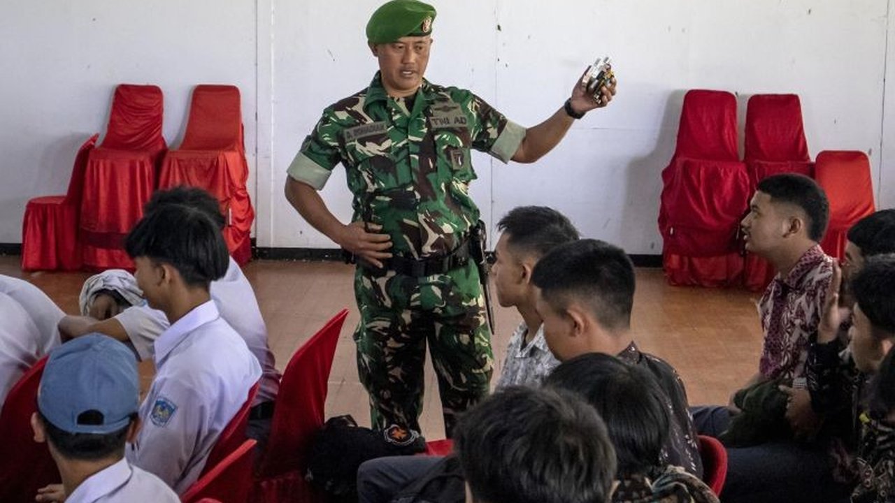 Bupati Purwakarta mengajak Verrel Bramasta meninjau program pendidikan karakter di barak militer, menanggapi kritik anggota DPR RI tersebut.