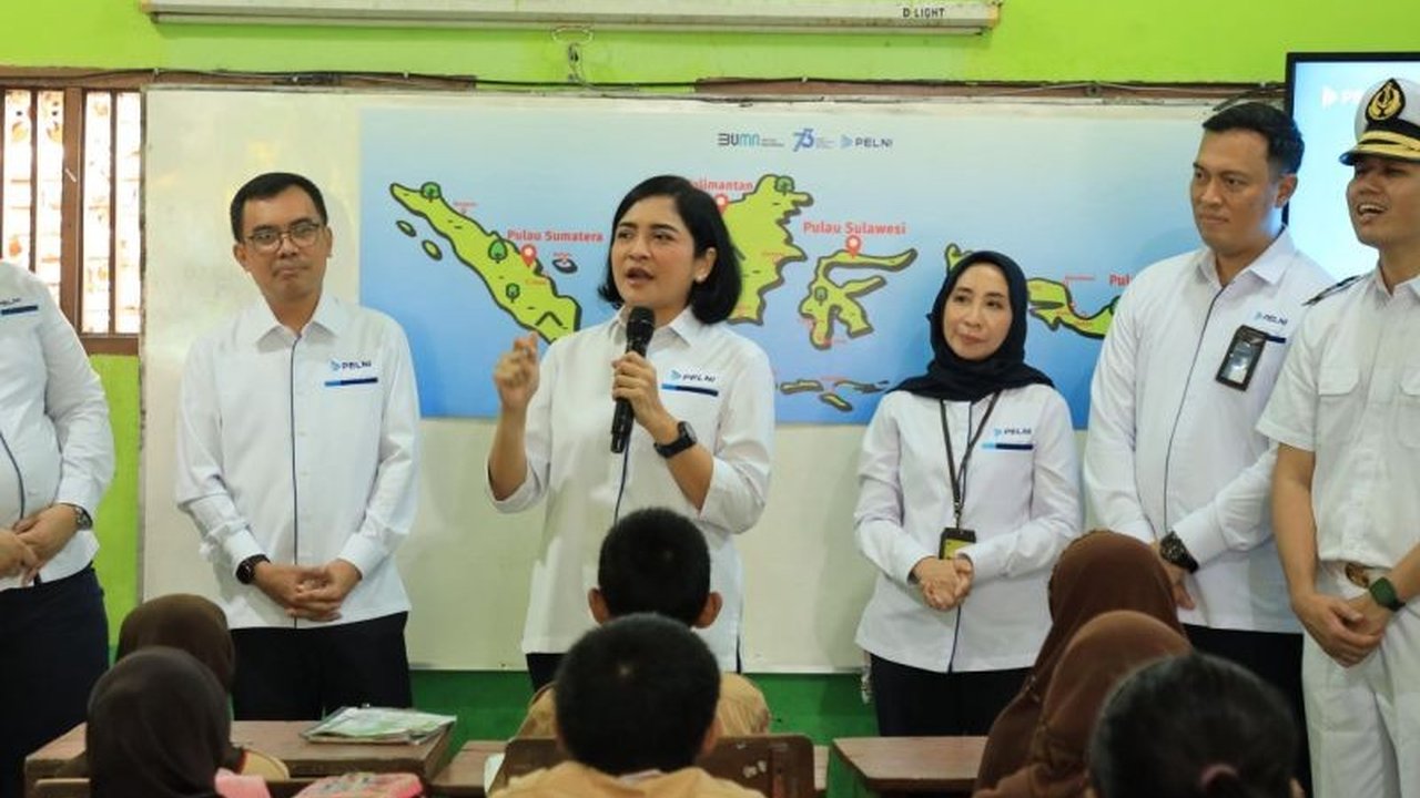 PT Pelni salurkan 200 jaket pelampung dan berbagai bantuan pendidikan untuk nelayan dan siswa SD di Cilincing, Jakarta Utara, sebagai bentuk tanggung jawab sosial perusahaan dan peringatan HUT ke-73 Pelni.