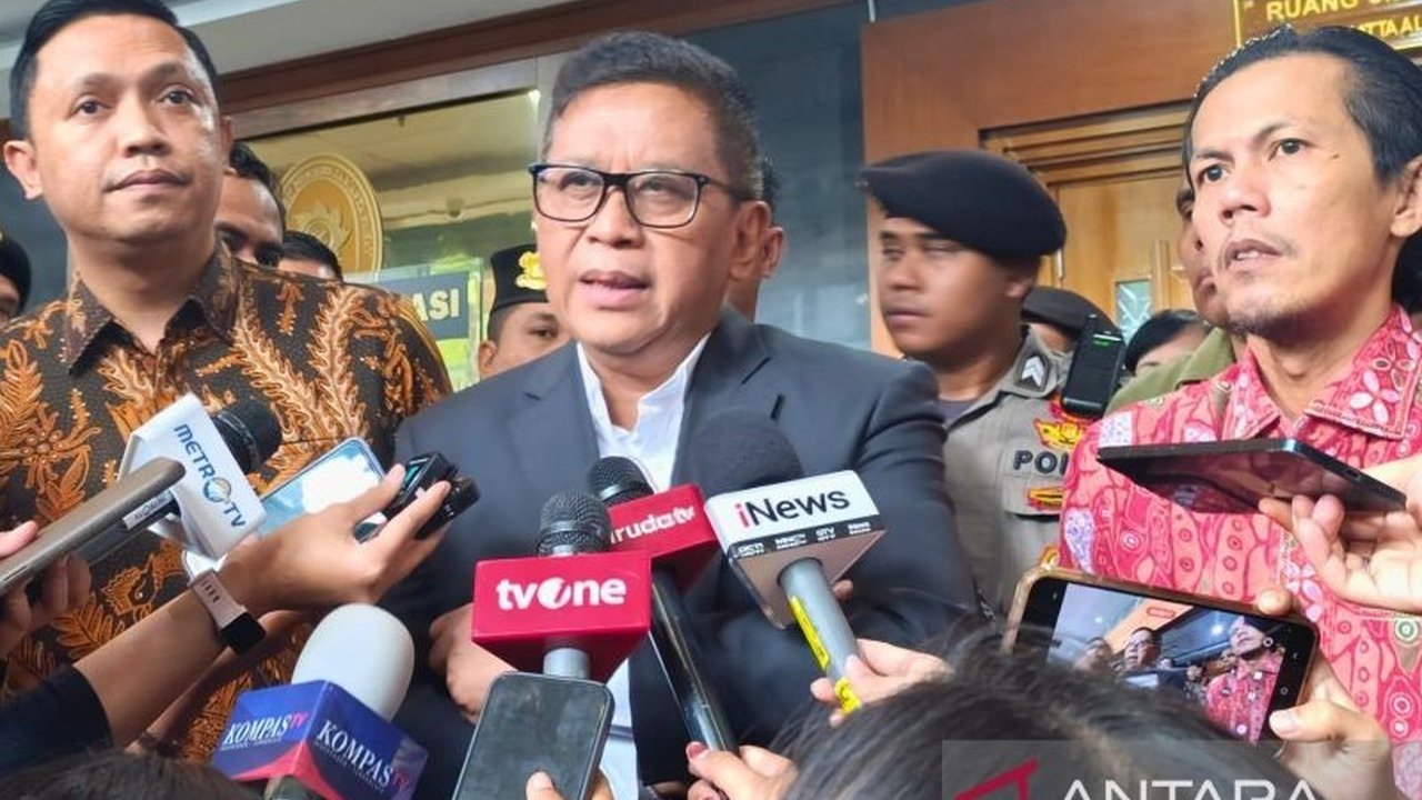 Sekjen PDI Perjuangan, Hasto Kristiyanto, membantah kepemilikan ponsel atas nama 