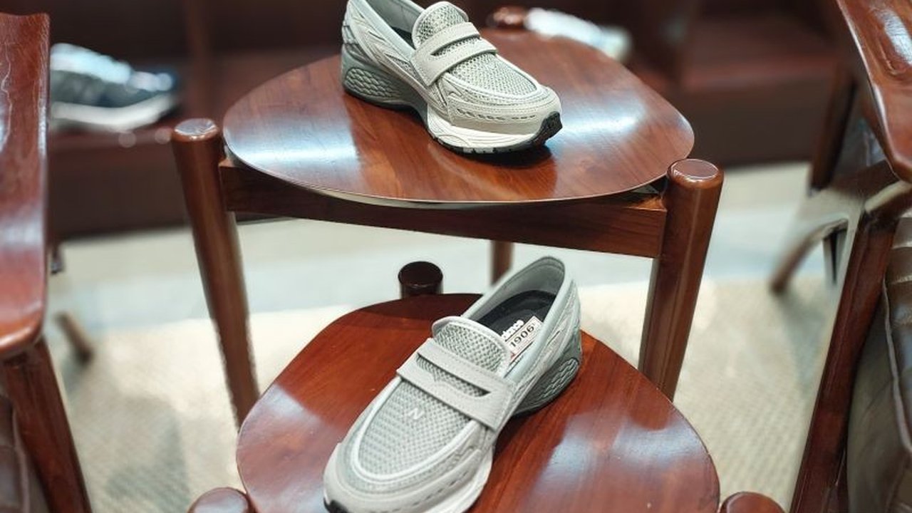 New Balance luncurkan sepatu loafer seri 1906 warna abu-abu dalam acara Grey Days 2025 di Jakarta, dengan tetap mempertahankan desain sneakers seri 1906 sebelumnya serta meluncurkan sepatu lari 1080 V14 edisi Grey Days.