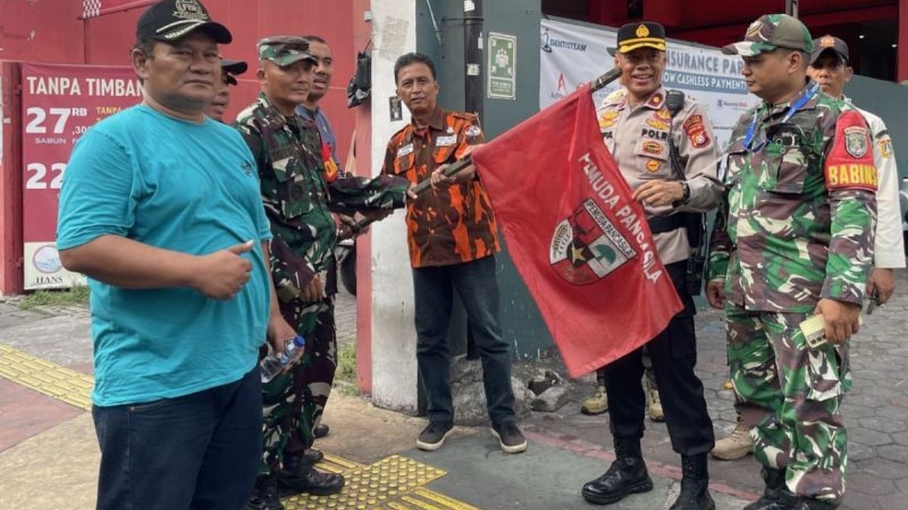 Polres Metro Jakarta Pusat tertibkan 109 bendera ormas untuk cegah gesekan antar kelompok dan menjaga ketertiban umum di Jakarta, sebagai bagian dari Operasi Brantas Jaya 2025 dan Apel Siaga Anti Premanisme Polda Metro Jaya.