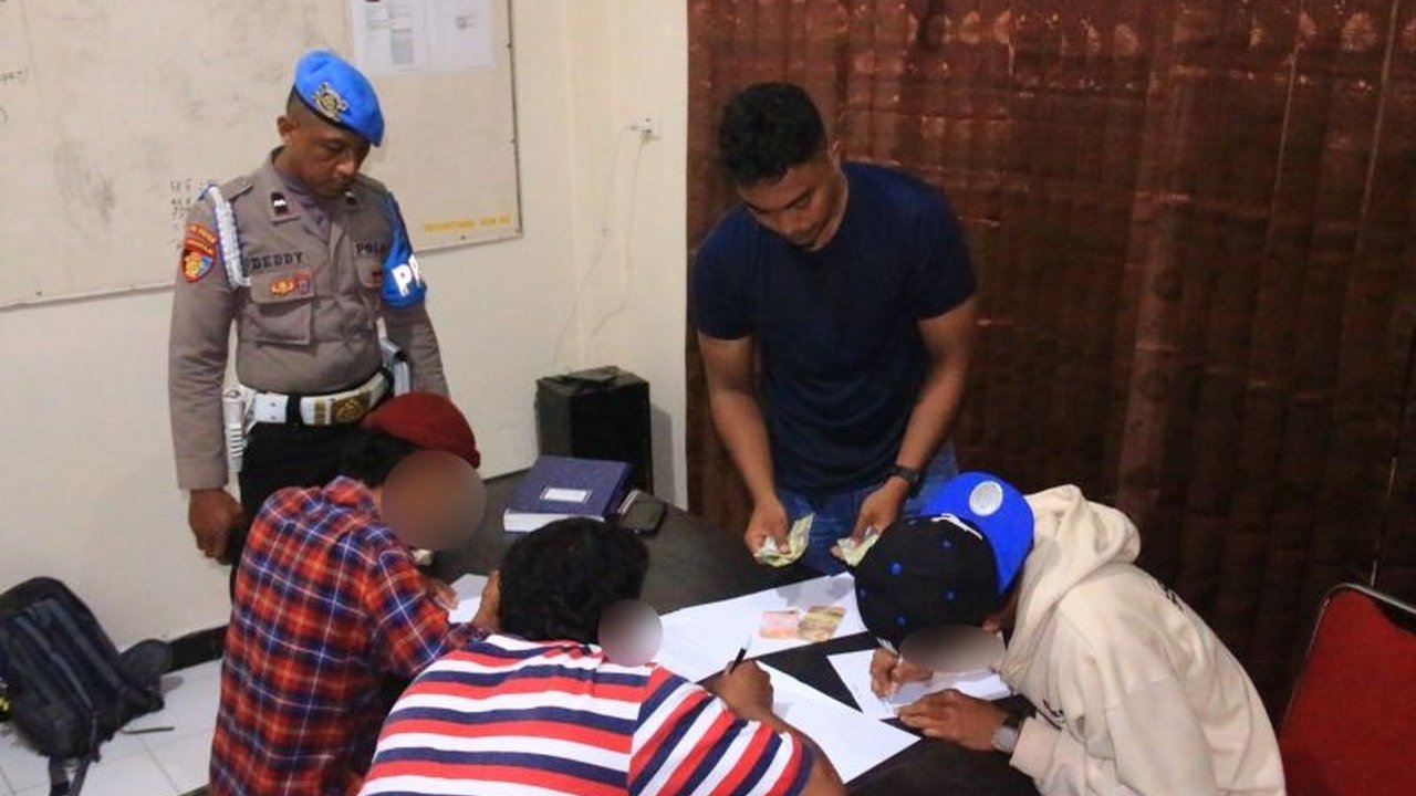 Polda Maluku mengamankan tiga pelaku pungli parkir liar di Ambon dalam Operasi Pekat Salawaku 2025, dengan barang bukti uang tunai hasil pungutan.