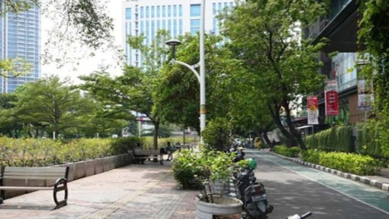 Satpol PP Jakarta Barat mengevaluasi keberadaan pedagang kaki lima (PKL) dan juru parkir (jukir) liar yang menduduki trotoar di sekitar kantor Wali Kota Jakbar, menyusul viralnya unggahan di media sosial.