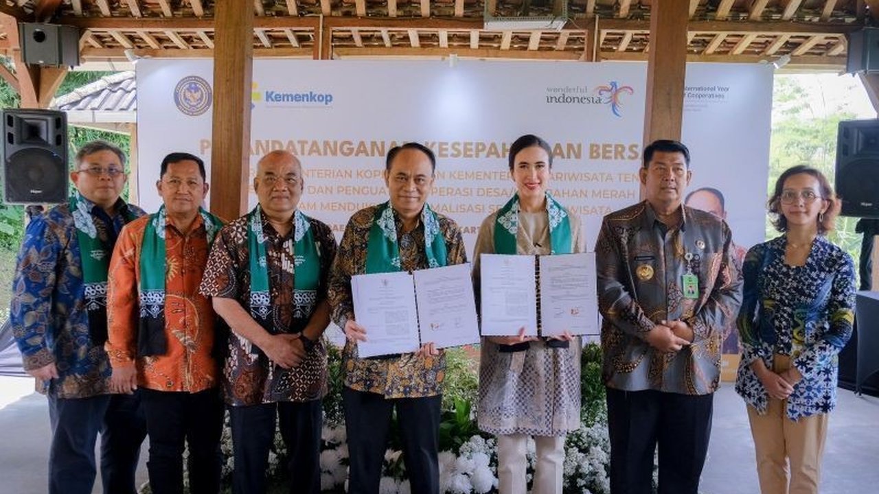 Kementerian Pariwisata dan Koperasi berkolaborasi memperkuat kelompok sadar wisata di 17 desa wisata sebagai proyek percontohan pengelolaan koperasi untuk mendukung pengembangan pariwisata, dengan target perluasan ke lebih dari 6000 desa wisata.