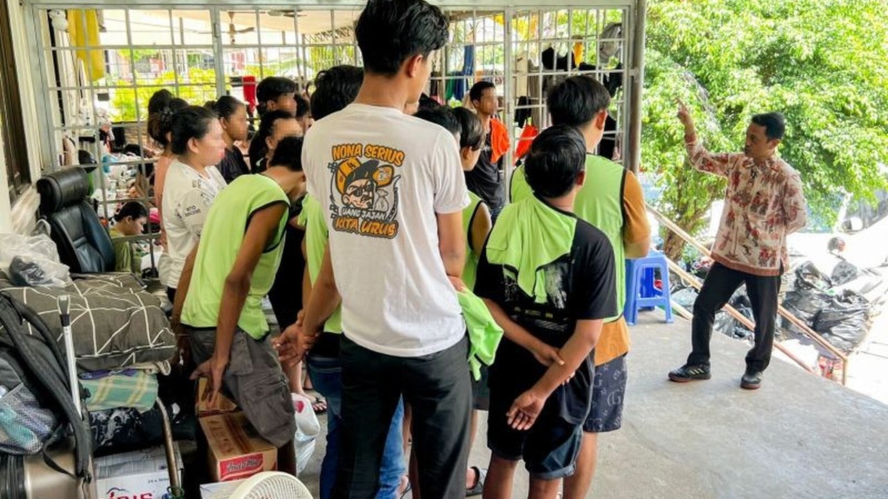 KBRI Phnom Penh melakukan kunjungan ke Pusat Detensi Polisi Sihanoukville, Kamboja, untuk memantau proses repatriasi 21 WNI yang terlibat kasus penipuan online dan memastikan perlindungan hak-hak mereka.
