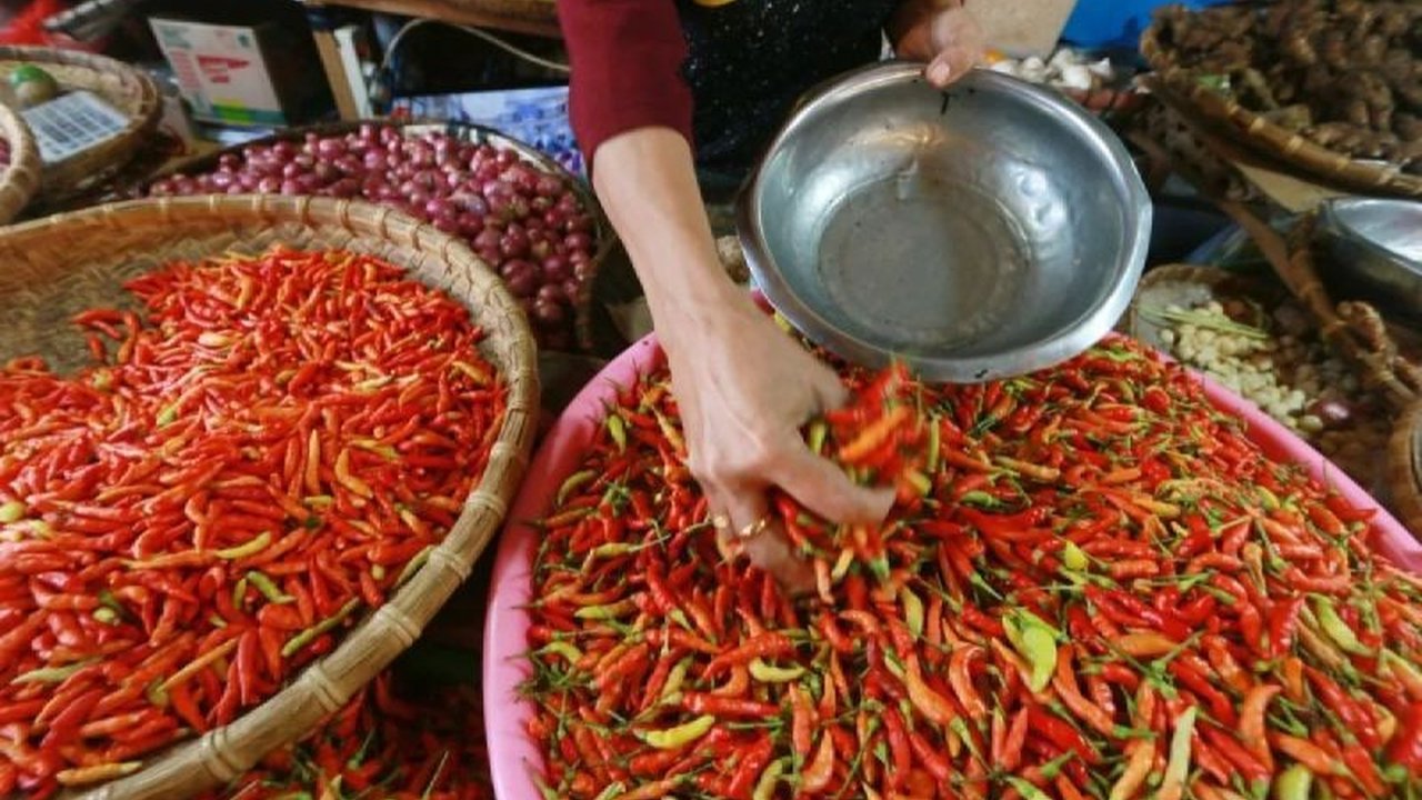 Bapanas mencatat harga daging ayam ras naik menjadi Rp35.331 per kg, sementara cabai rawit merah mencapai Rp59.395 per kg; beberapa komoditas pangan lainnya juga mengalami fluktuasi harga.