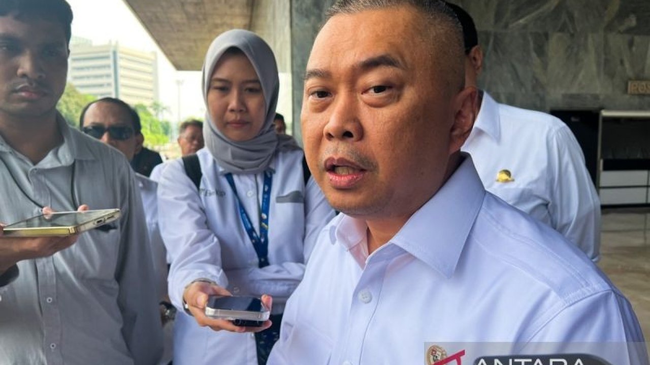 Menhub Dudy Purwagandhi sarankan Pelabuhan Ciwandan dan Patimban sebagai solusi atas tingginya volume bongkar muat di Tanjung Priok yang menyebabkan kemacetan.