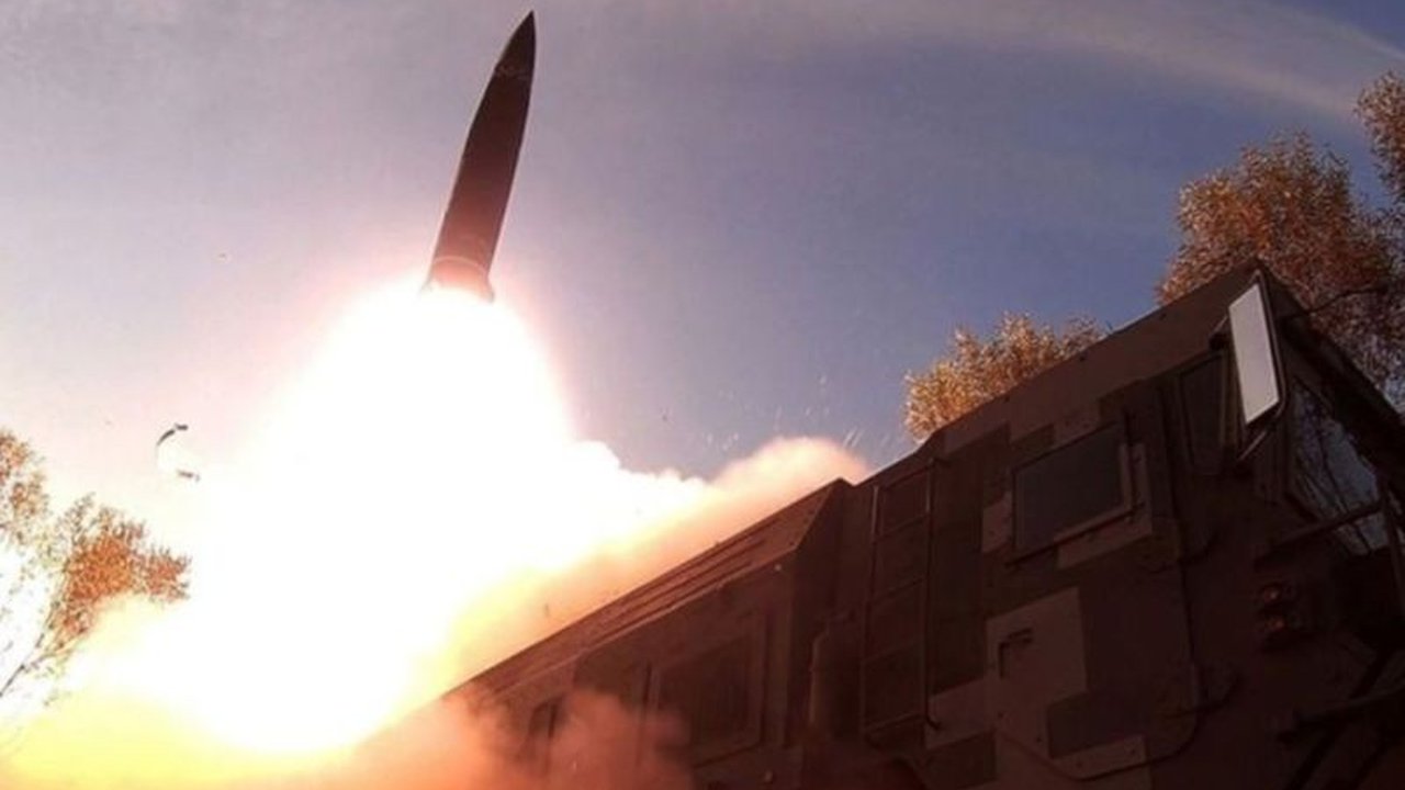 Ketegangan India-Pakistan meningkat setelah Pakistan mencegat rudal India yang ditujukan ke pangkalan udara militernya, menyebabkan penutupan sementara wilayah udara Pakistan.