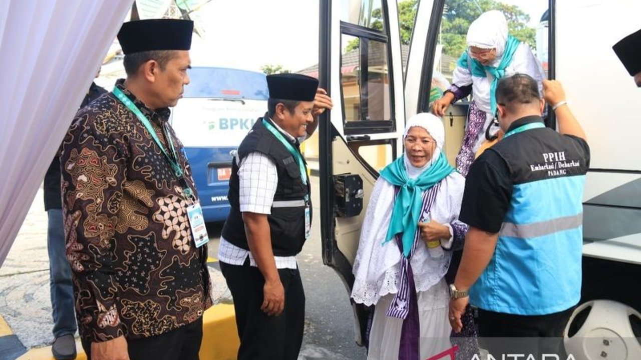 Kemenag Sumbar Prioritaskan Jamaah Haji Lansia dengan Kokarde Khusus