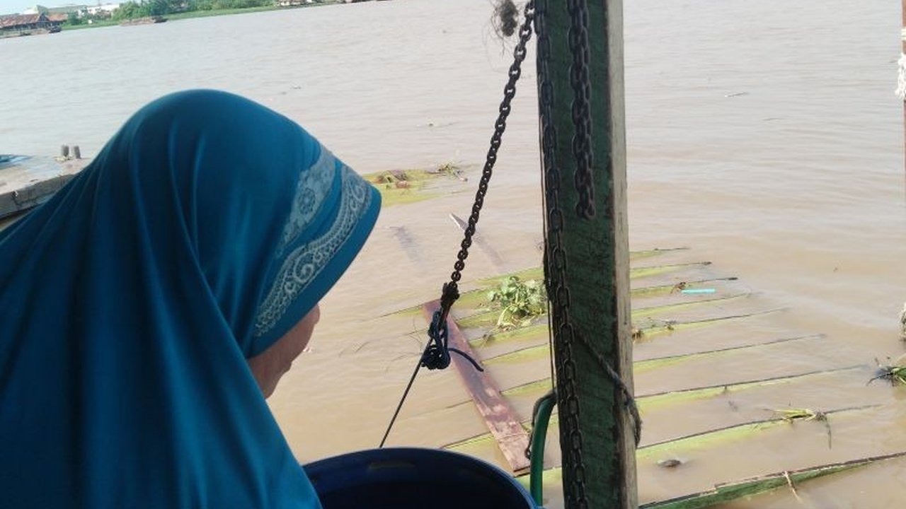 Arus lalu lintas di Sungai Musi, Palembang, telah kembali normal setelah insiden ledakan kapal jukung yang menewaskan beberapa orang dan melukai lainnya pada Jumat lalu.