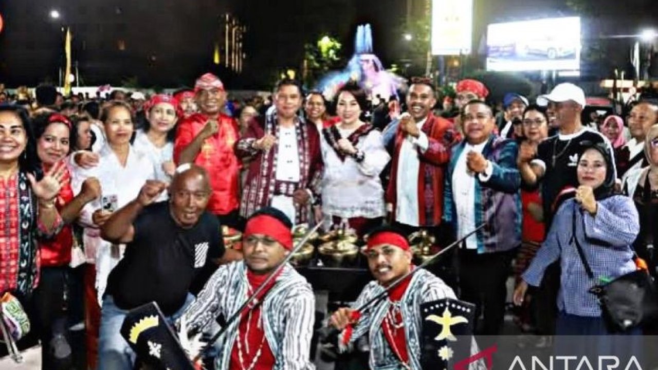 Wali Kota Ambon, Bodewin Wattimena, bersama TP-PKK Kota Ambon, Lisa Wattimena, sukses tampilkan budaya Maluku dalam Karnaval Budaya Nasional di Surabaya, memikat perhatian pengunjung dengan kain tenun dan nyanyian khas Ambon.