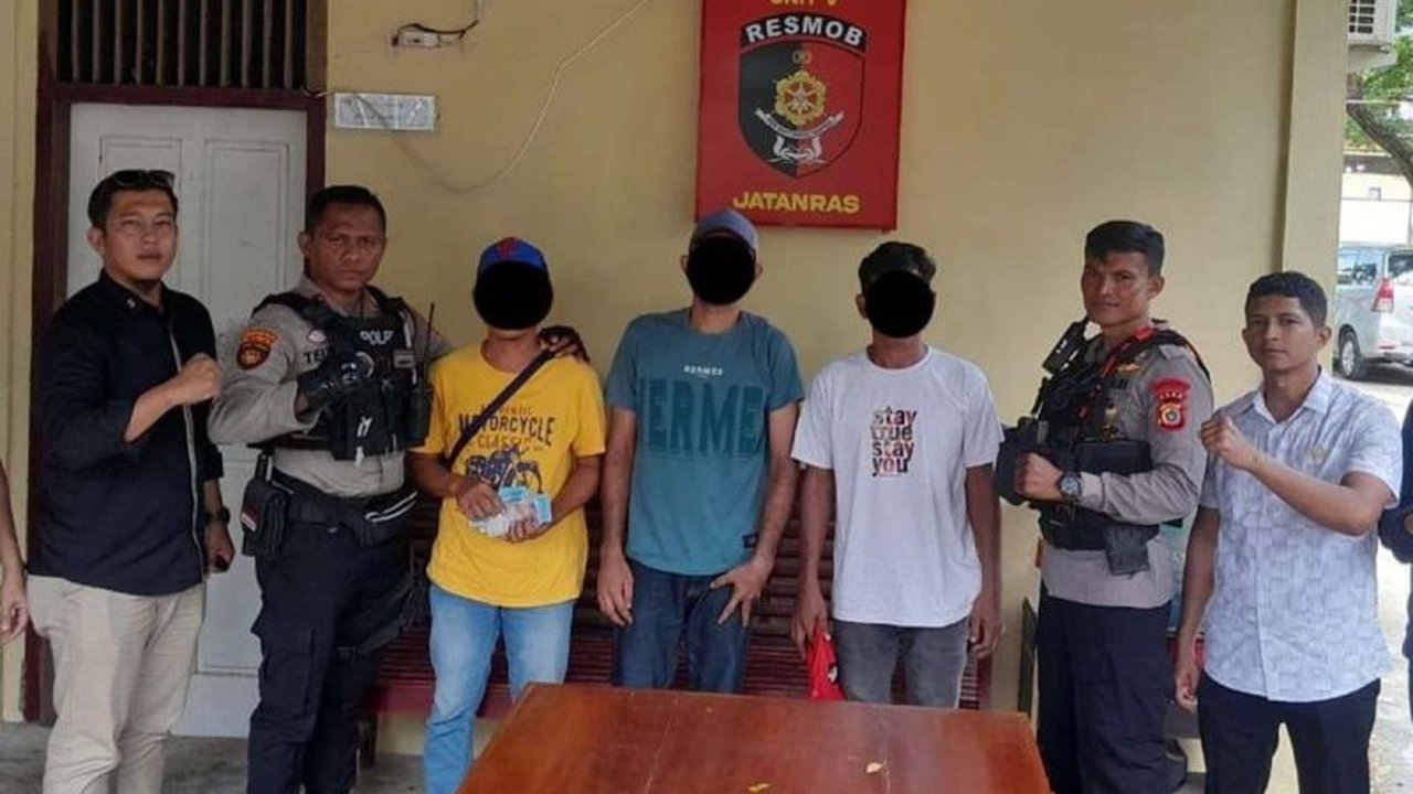 Satgas Premanisme Polda Aceh berhasil mengamankan tiga pelaku pungli di Pantai Pulau Kapuk, Aceh Besar, yang diduga merugikan pengunjung dengan modus pungutan liar berdasarkan jumlah penumpang.