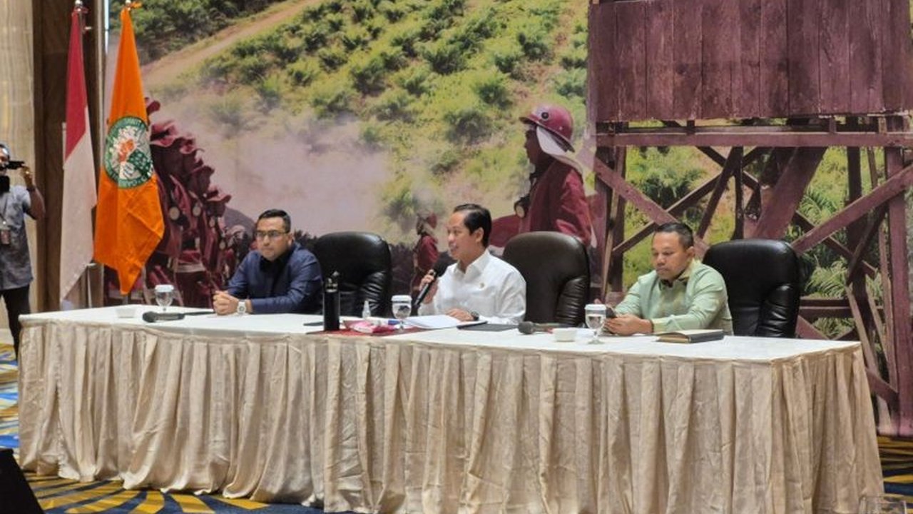 Menteri LHK Hanif Faisol Nurofiq mendorong sinergi pemerintah daerah dan dunia usaha di Riau untuk mencegah karhutla, mengingat luasnya lahan perkebunan sawit yang berpotensi menimbulkan kebakaran.