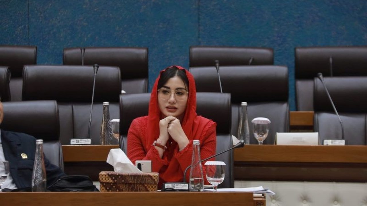 Anggota Komisi VII DPR RI mendesak pemerintah untuk segera menyiapkan desain besar industri kreatif guna melindungi karya anak bangsa dan meningkatkan pendapatan negara dari sektor ini.