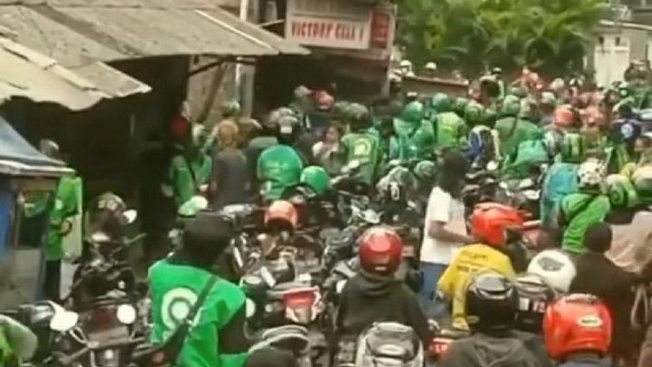 Polres Metro Bekasi Kota menangkap komplotan 'mata elang' yang merampas mobil seorang mahasiswa di Bekasi setelah mengintimidasi korban; lima pelaku telah ditahan.