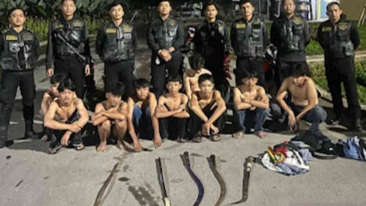 Polisi menangkap dua remaja yang membawa empat celurit di Jalan Bungur Besar Raya, Senen, Jakarta Pusat, dini hari tadi, diduga hendak tawuran.