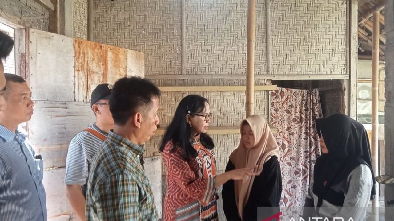 Anggota DPR RI MY Esti Wijayati mengunjungi keluarga kurang mampu di Bantul, Yogyakarta, yang anaknya akan bersekolah di Sekolah Rakyat, sekaligus mendorong perbaikan rumah tak layak huni.