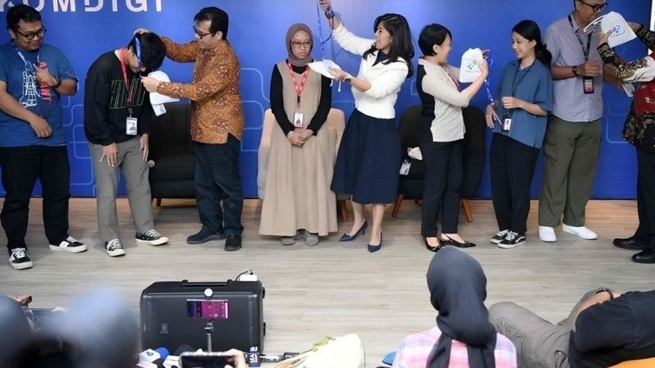 Kementerian Komunikasi dan Informatika (Kominfo) membagikan 180 kartu pers kepada wartawan untuk meningkatkan transparansi dan akses informasi publik, serta memperkuat kemitraan strategis dengan media.