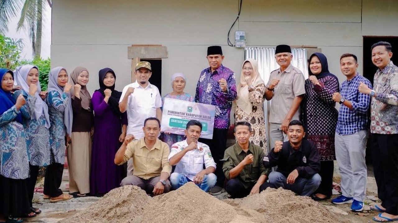 Pemerintah Kabupaten Solok menyalurkan bantuan bedah rumah tidak layak huni dan rumah terdampak kebakaran, sebagai wujud kepedulian dan komitmen terhadap kesejahteraan masyarakat.