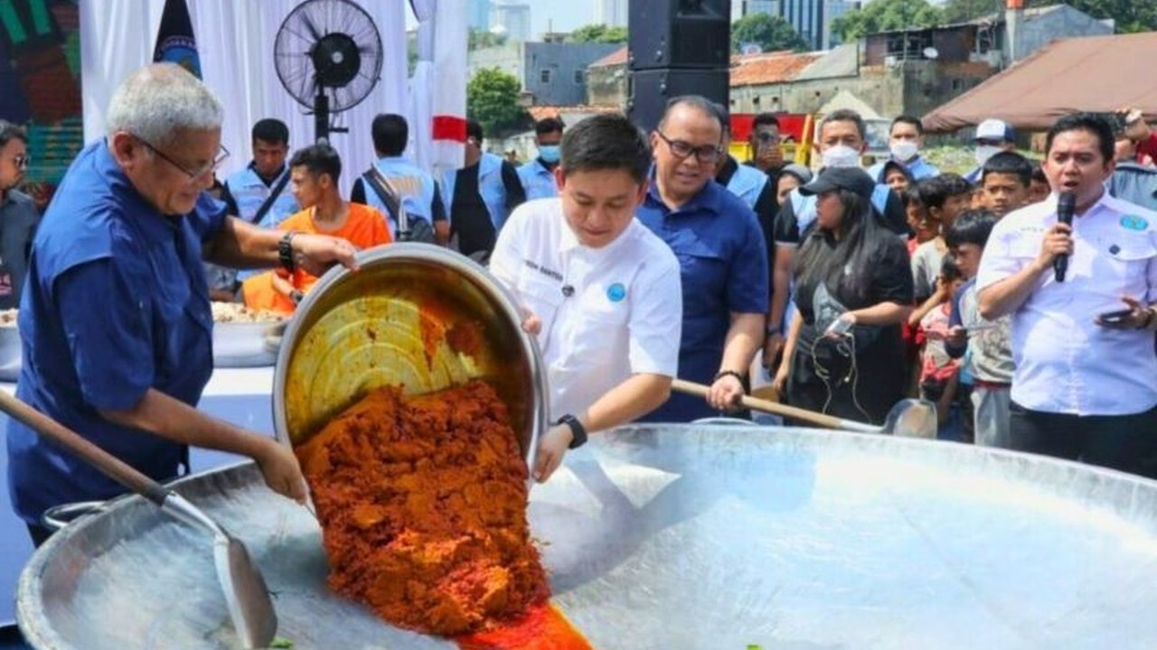 Kepala BNN tegas menyatakan kemiskinan bukan pembenaran terlibat sindikat narkoba; warga Kampung Kiapang deklarasikan lingkungan bebas narkoba.
